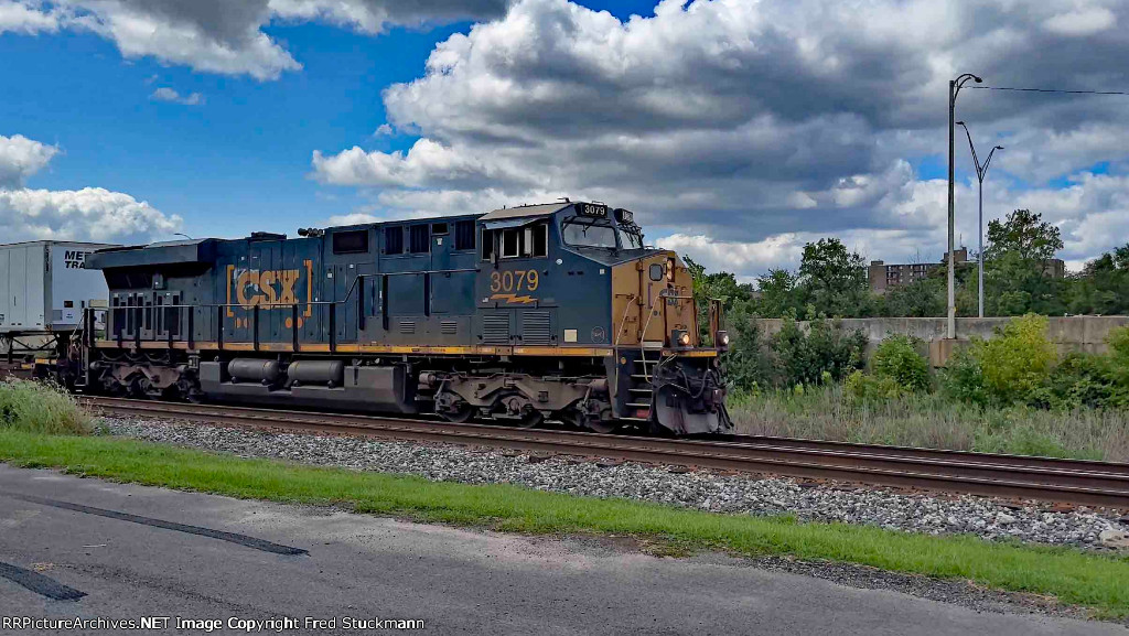 CSX 3079 leads I018.